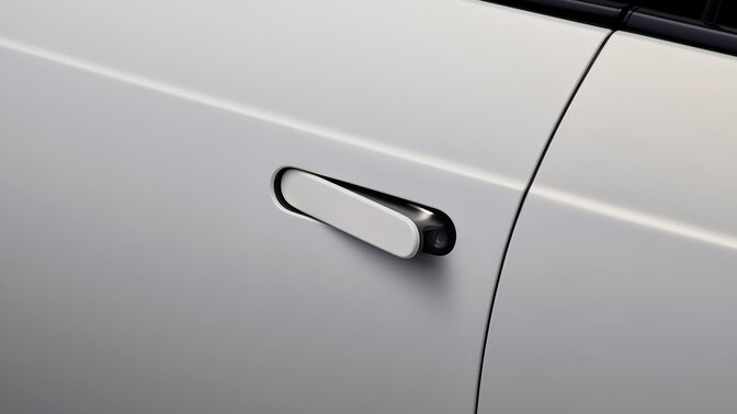 Nahaufnahme der versenkten Türgriffe am Honda e, die automatisch ausklappen.