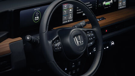 Honda e, Nahaufnahme des Lenkrads. 