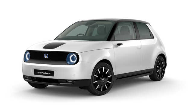 Honda e in Platinum White Pearl, 3/4-Seitenansicht.