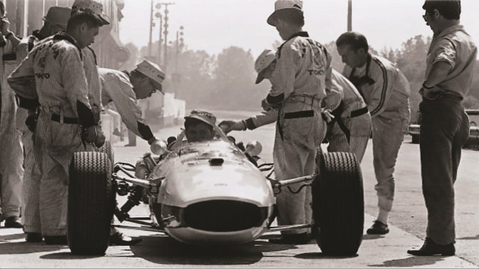Soichiro Honda bei der Vorbereitung auf unser erstes Formel-1-Rennen beim Großen Preis von Deutschland 1964.