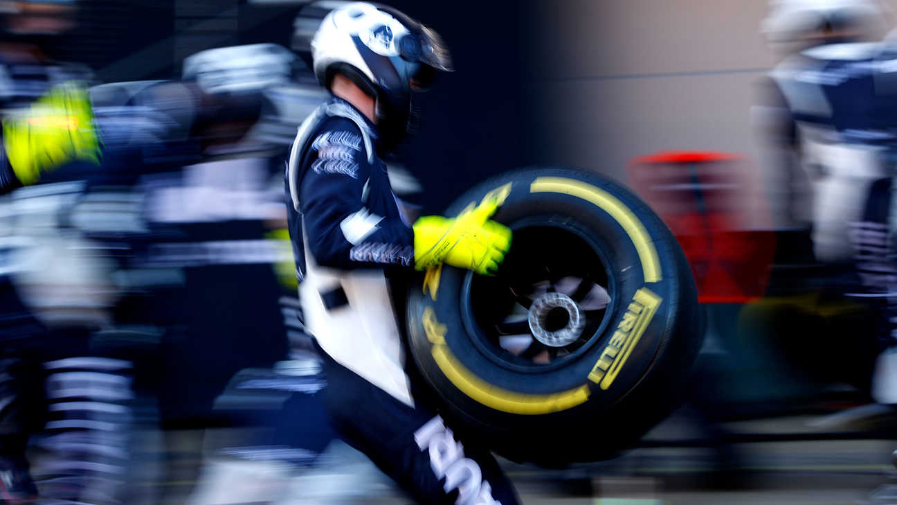 Scuderia AlphaTauri-Ingenieur der Boxengasse mit Reifen