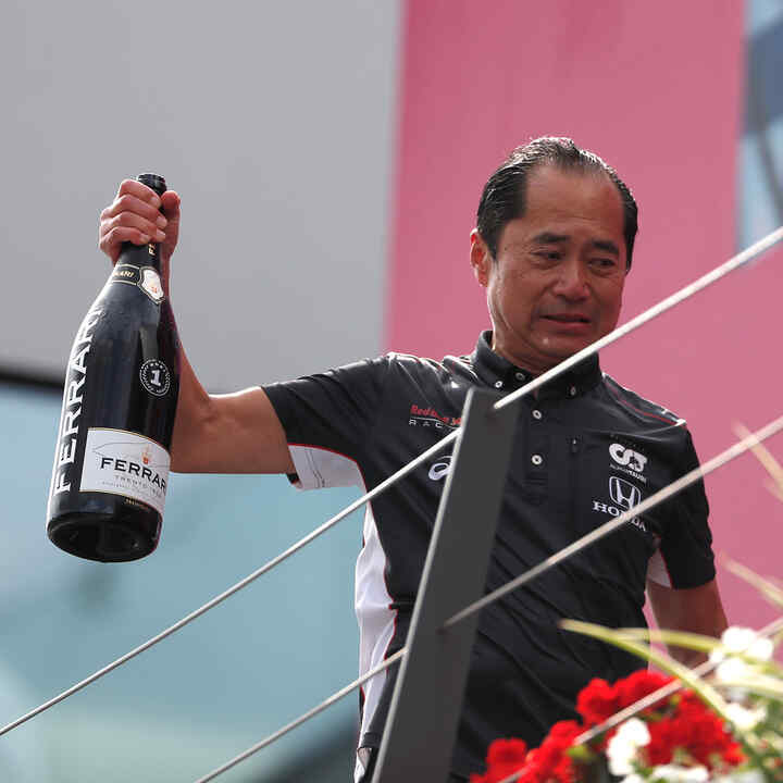 Toyoharu Tanabe mit einer Flasche Champagner