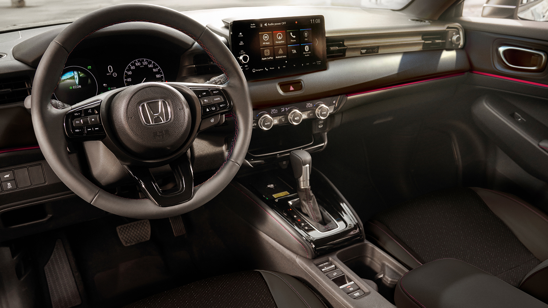 Innenansicht eines Honda HR-V mit Lenkrad, digitalem Kombiinstrument, zentralem Touchscreen und automatischem Schalthebel.