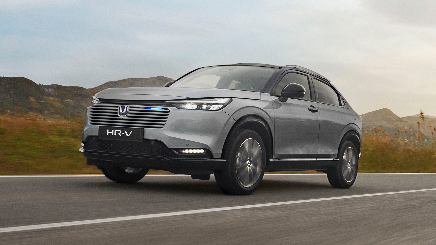 HR-V fährt auf einer freien Straße. 