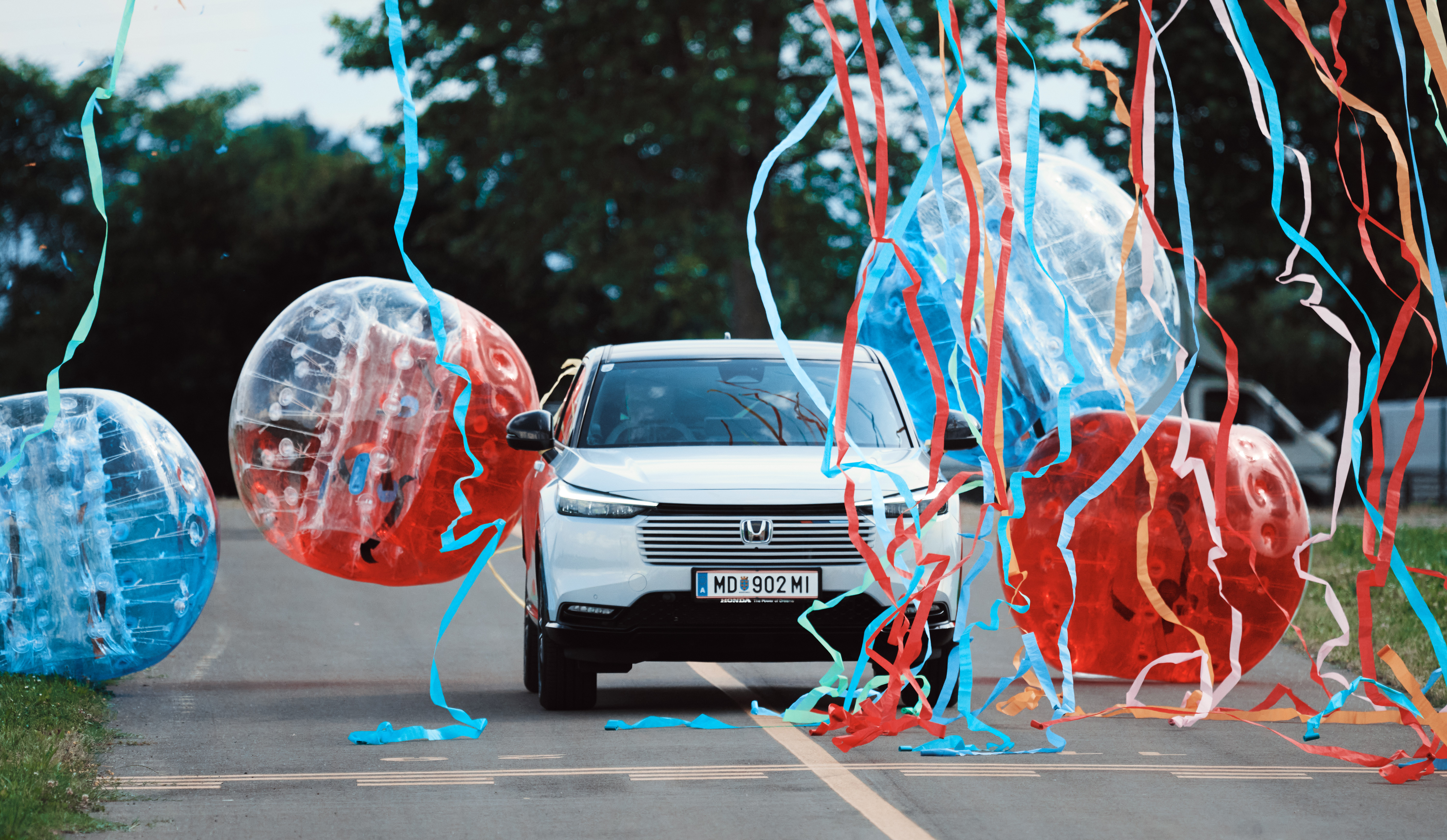 HR-V, der durch Ballons fährt