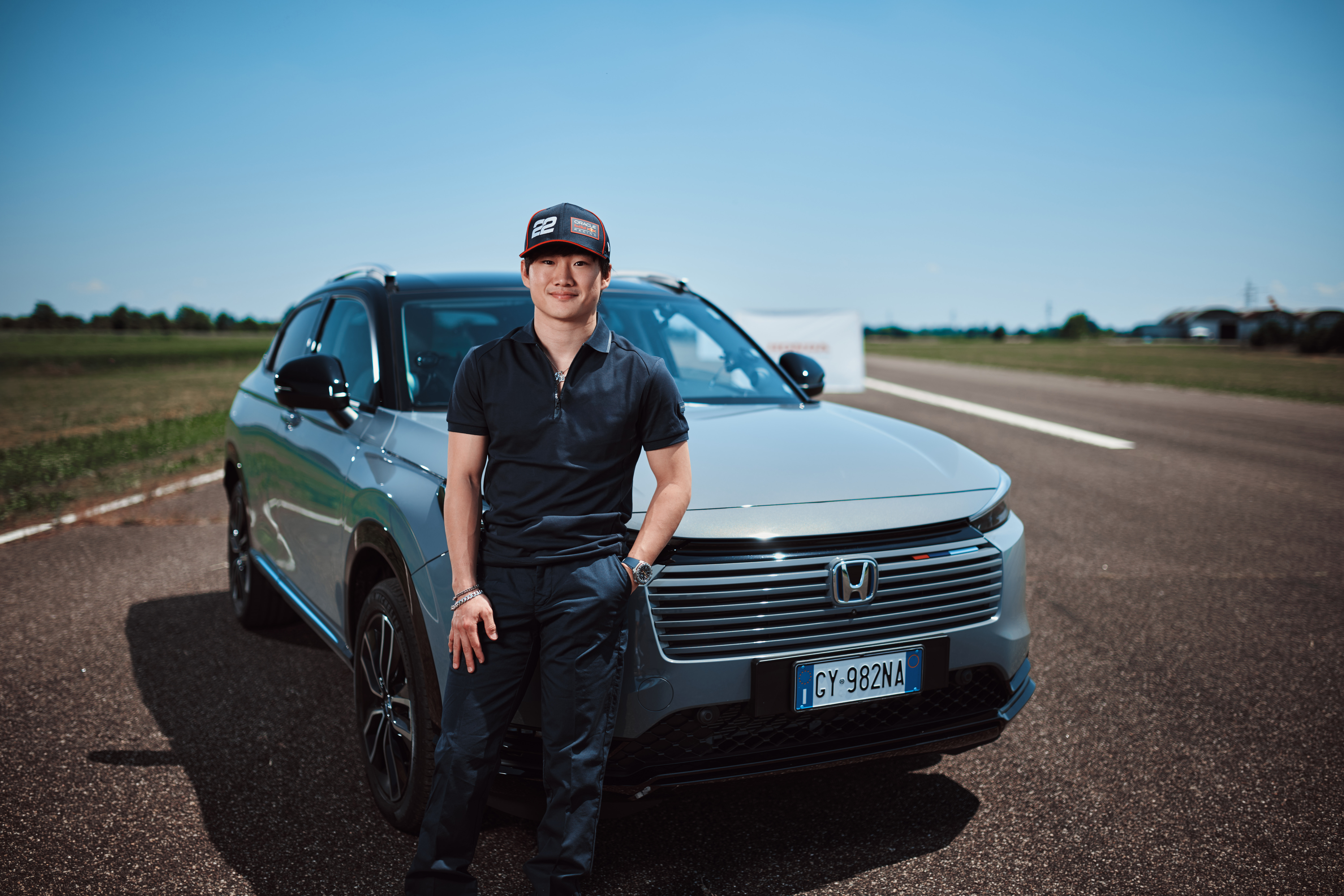 Yuki steht neben dem Kühlergrill des HR-V