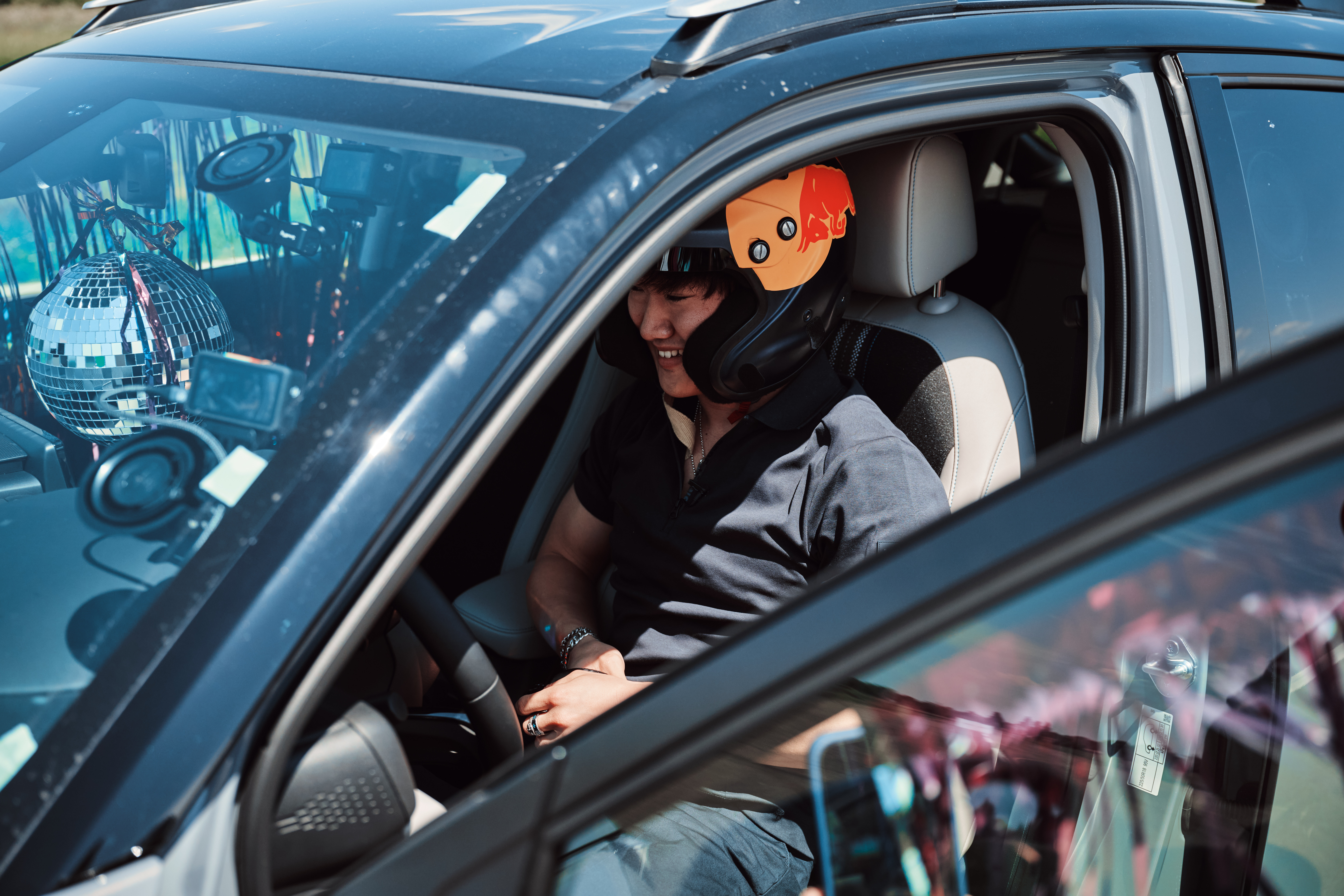 Yuki, fest im Cockpit des HR-V verankert