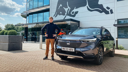 Max Verstappen neben einem Honda HR-V