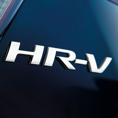 Nahaufnahme des Honda HR-V-Logos.