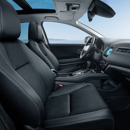 Seitenansicht der Sitze und des Armaturenbretts im Honda HR-V.