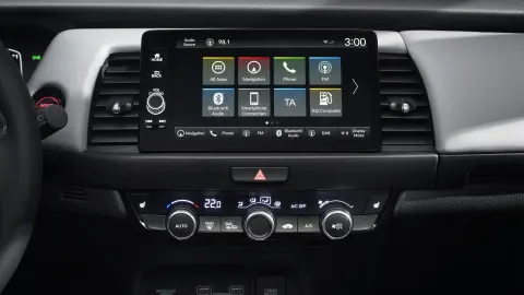 Nahaufnahme des Infotainment-Bildschirms im Honda Jazz Hybrid.