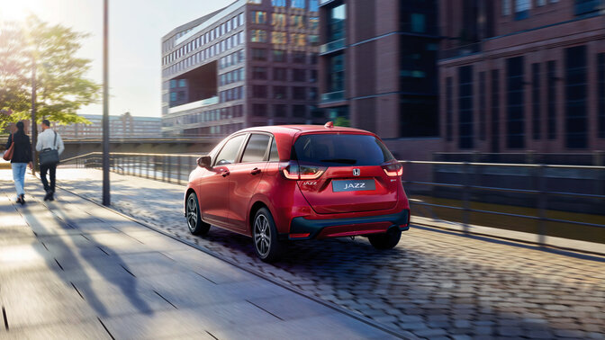 Jazz, 3/4-Frontansicht, vor urbanem Hintergrund