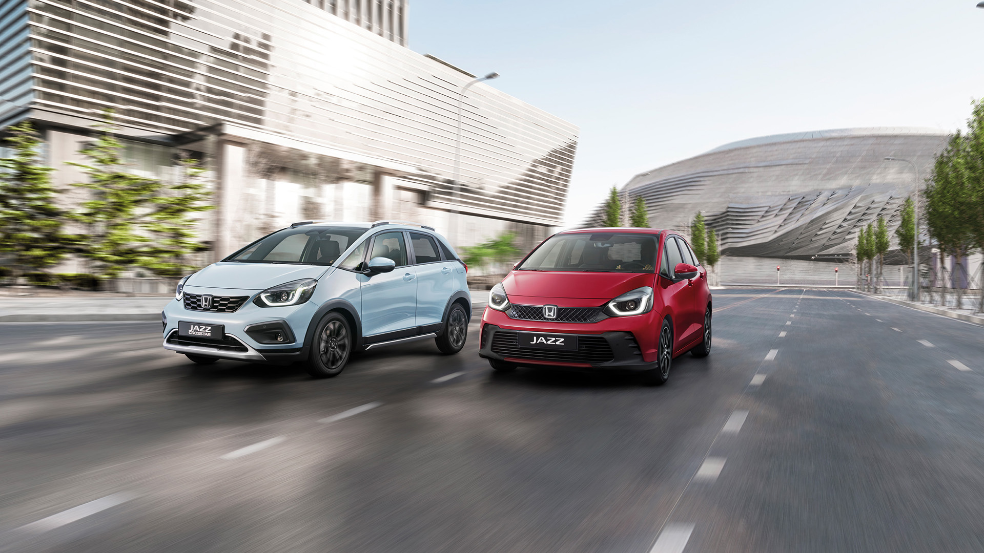 Rückansicht des Honda Jazz in einer Küstengegend.