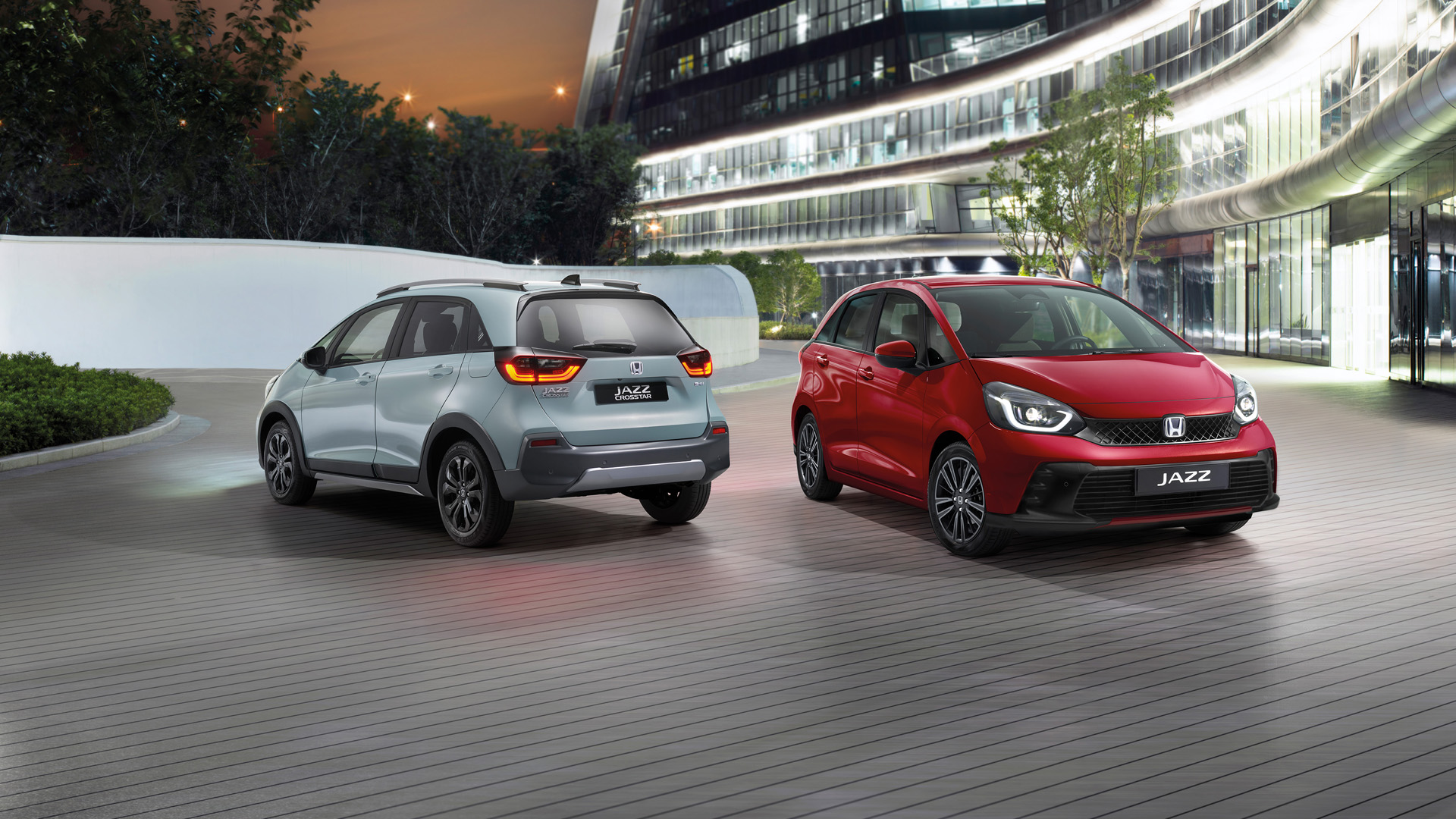 Ein Honda Jazz Hybrid und ein Honda Jazz Crosstar parken nebeneinander.