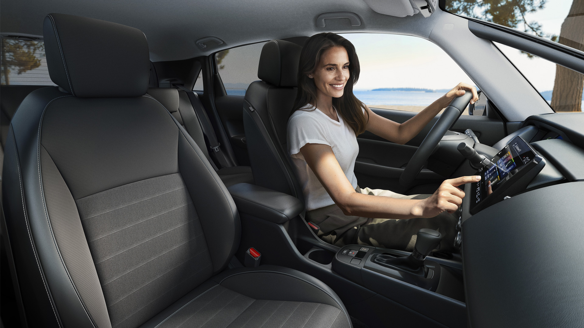 3/4-Frontansicht Jazz Crosstar beim Fahren in einer Küstengegend.