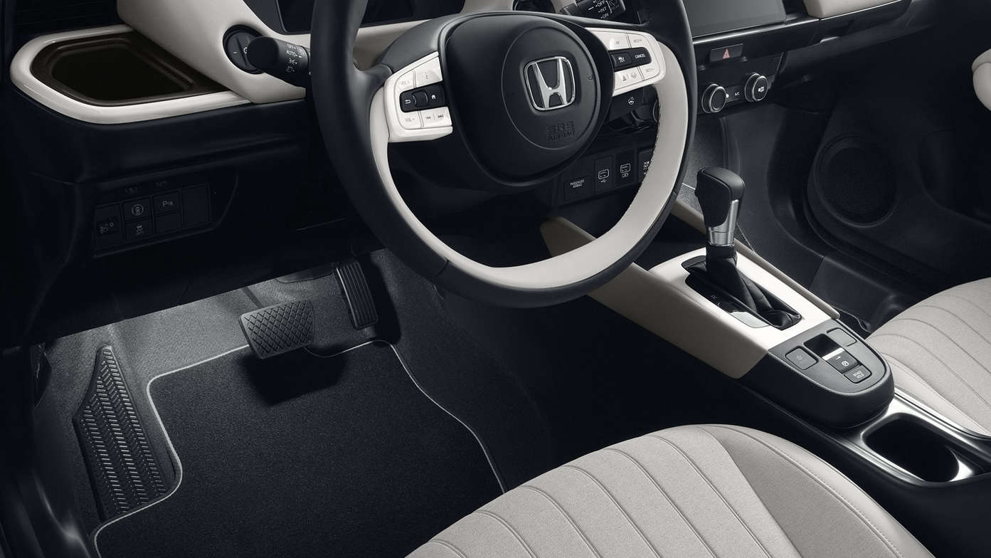 Honda Jazz Hybrid, Nahaufnahme des Innenraums mit Interieur Illuminations-Paket.