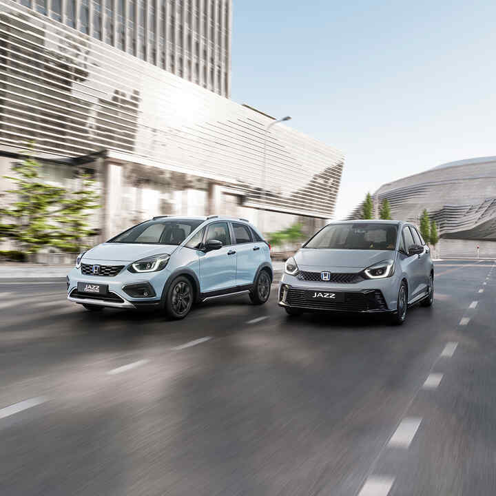 Der Honda Jazz und der Jazz Crosstar bieten dank des einzigartigen e:HEV-Antriebs mit drei Modi alle Vorteile eines Vollhybrids. Die dynamischen, effizienten Hybridmodelle vereinen hervorragendes Ansprechverhalten mit einem stilvollen Äußeren.