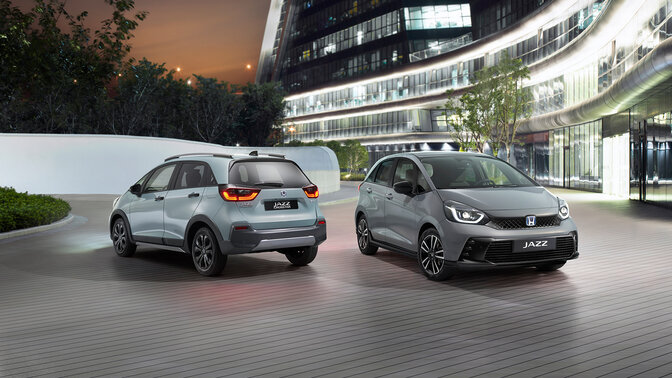 Jazz, 3/4-Frontansicht, vor urbanem Hintergrund