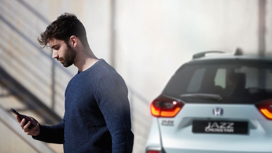 Kind mit Tablet auf dem Rücksitz eines Fahrzeugs