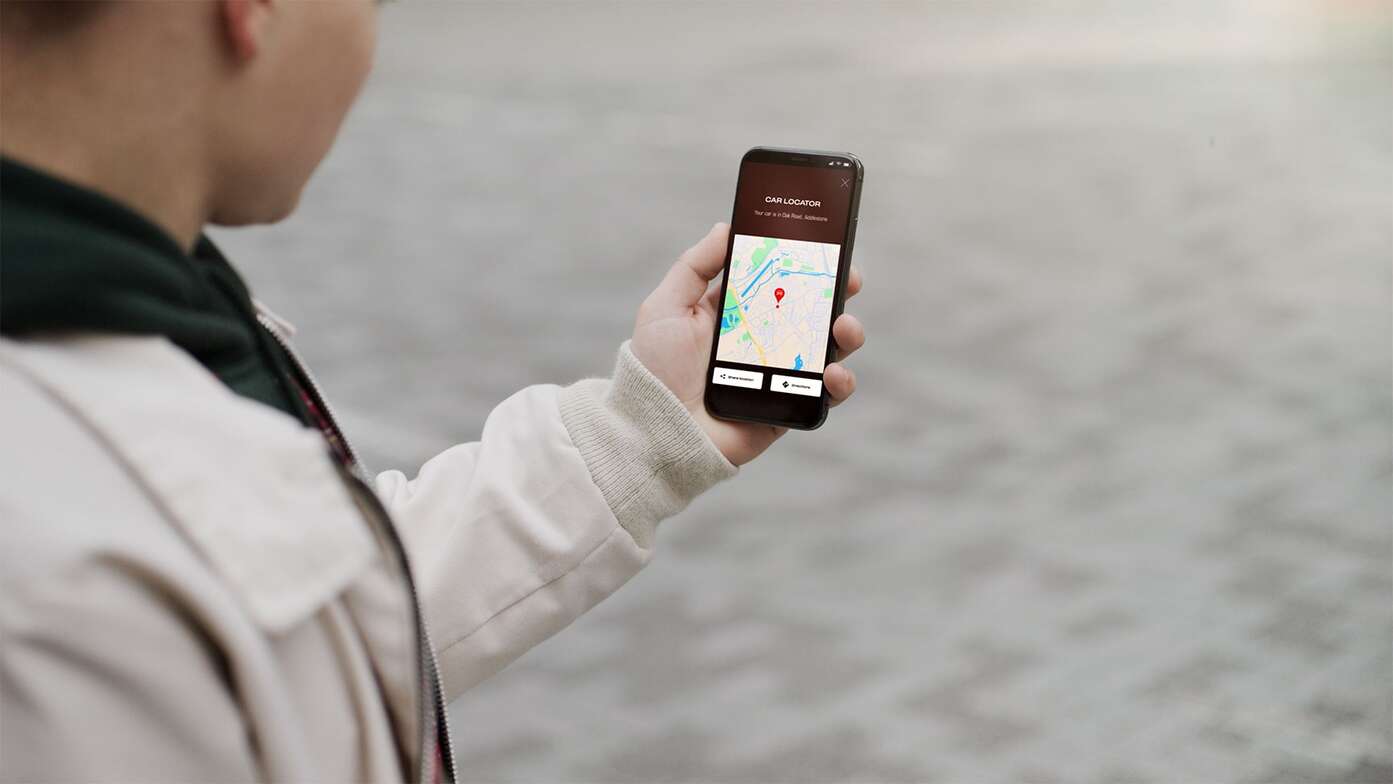 Nahaufnahme des digitalen Schlüssels in der My Honda Plus App vor urbanem Hintergrund