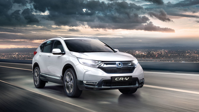 Honda CR-V, 3/4-Ansicht mit eingeschaltetem Fernlicht