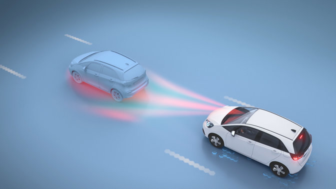 Honda hinter einem anderen Fahrzeug mit Signal des Kollisionswarnsystems
