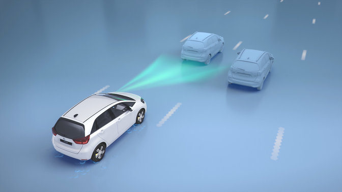 Honda während der Fahrt mit aktivierter Verkehrszeichenerkennung zur Erfassung der Geschwindigkeitsbegrenzung