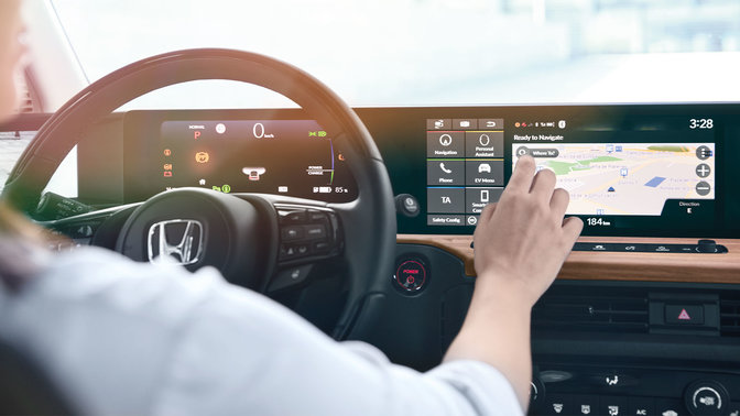 Fahrer mit GPS-Bildschirm