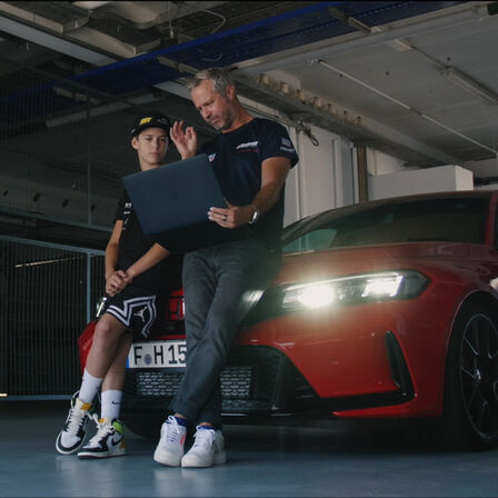 Tiago und Noah mit Hondas LogR-App auf einem Honda Type R