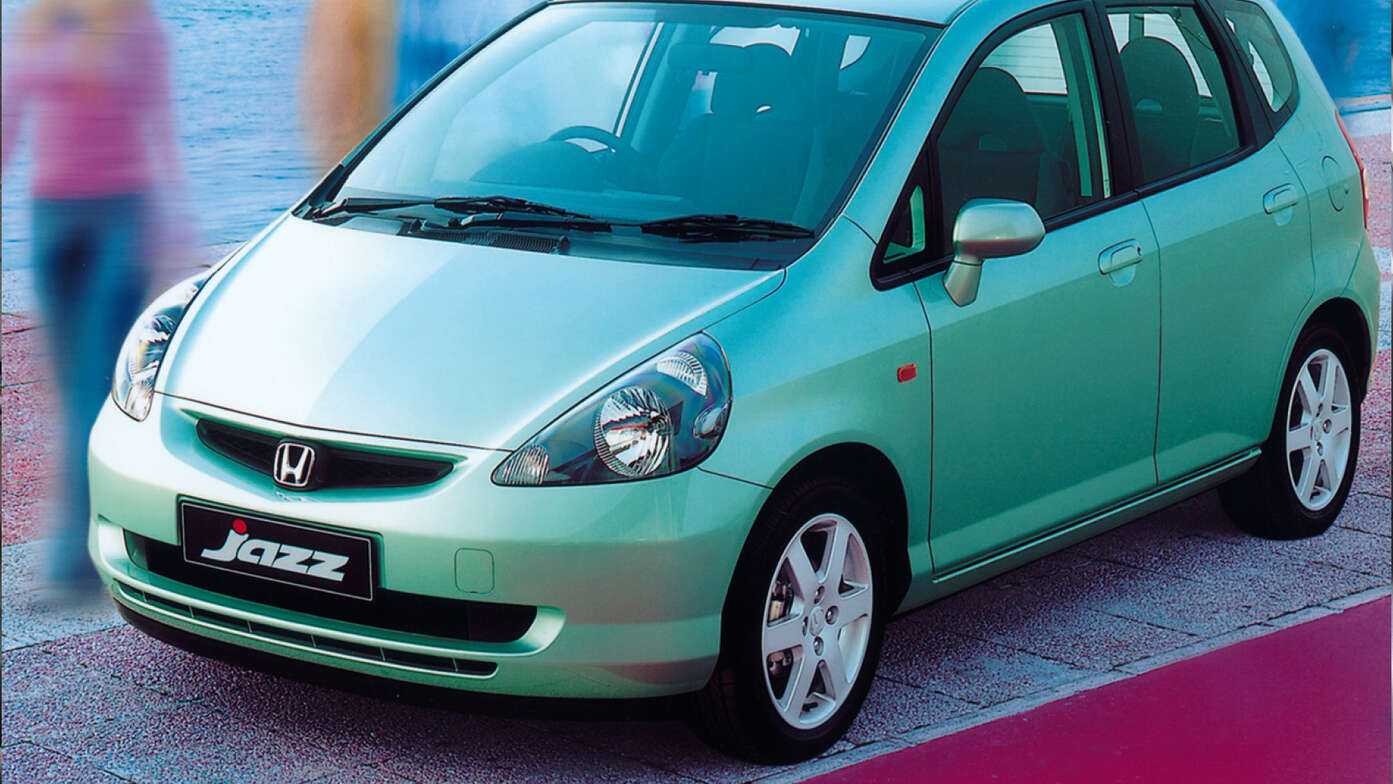 Honda Jazz am Meer, 3/4-Frontansicht.