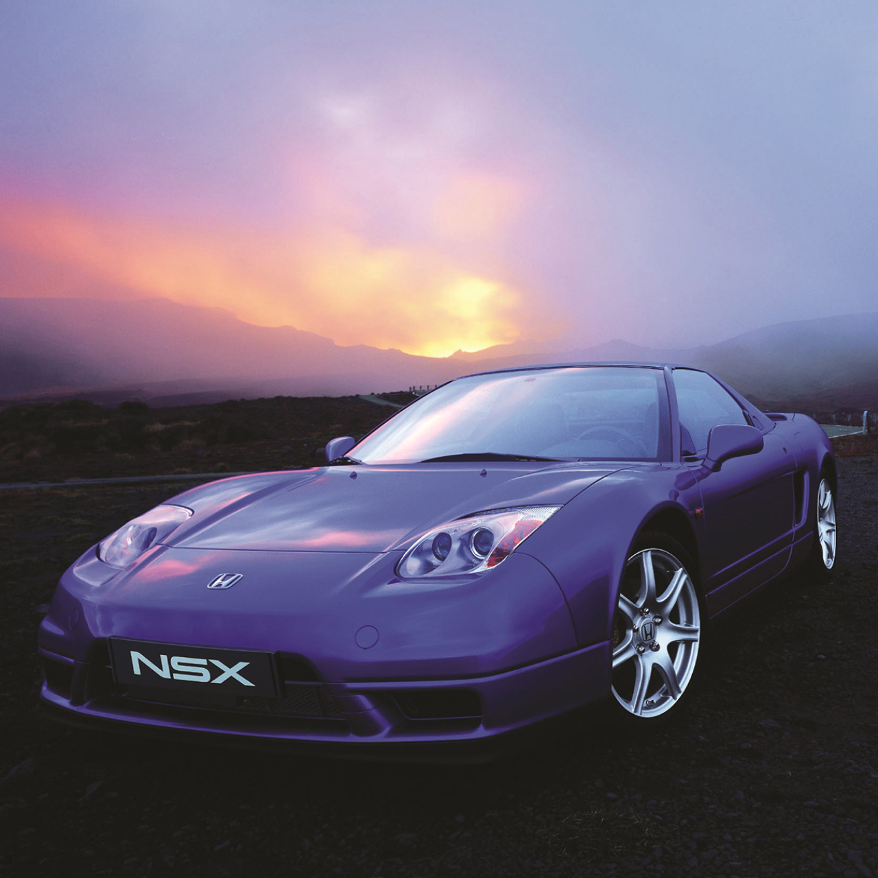 3/4-Frontansicht eines Honda NSX bei Sonnenuntergang.
