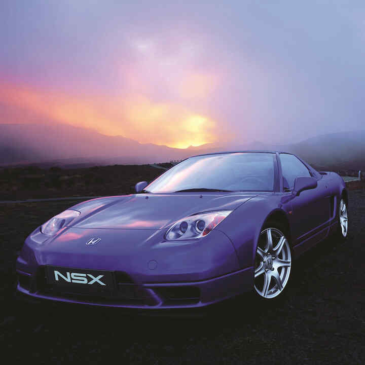 3/4-Frontansicht eines Honda NSX bei Sonnenuntergang.