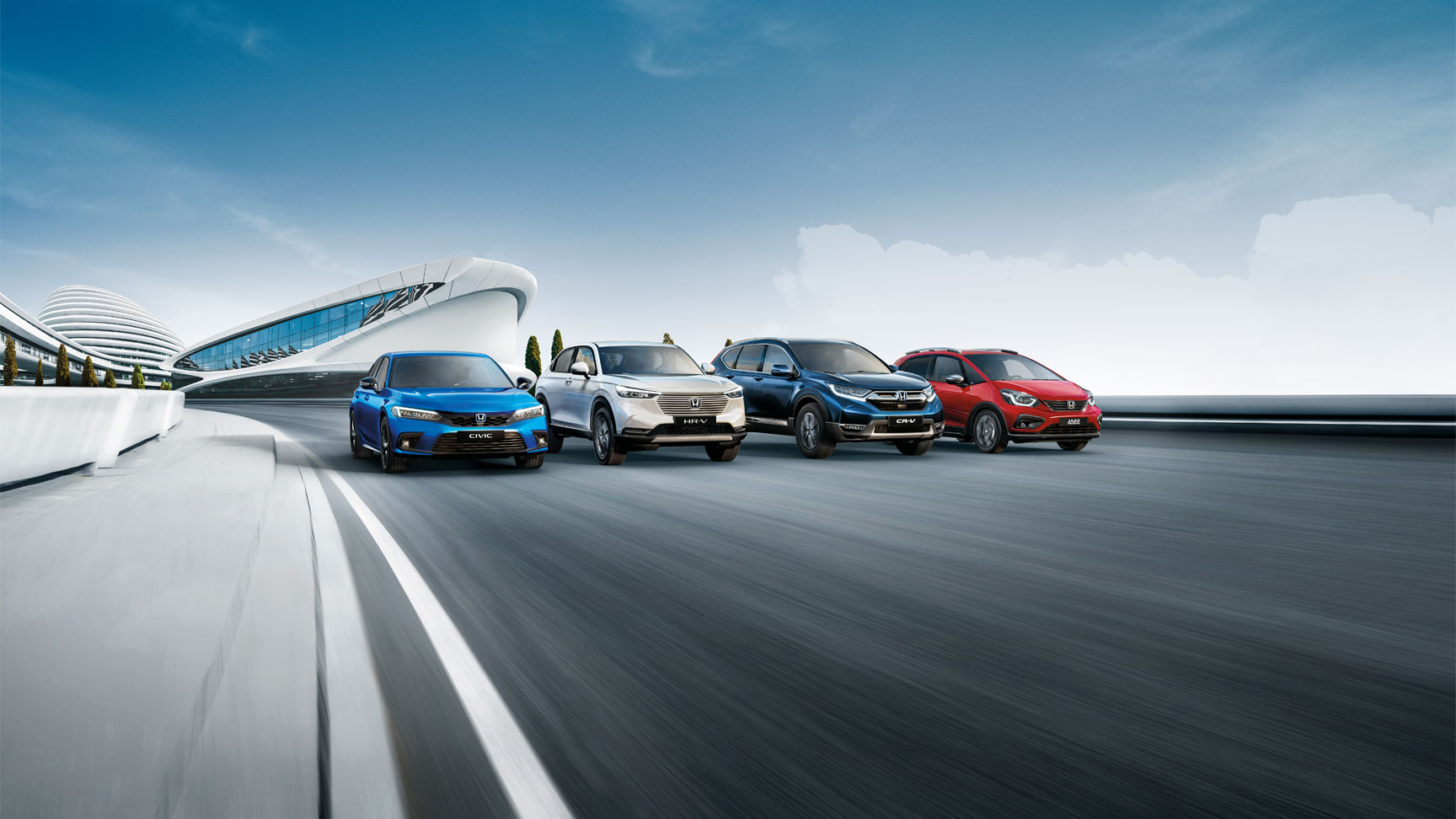 Verschiedene Honda Hybridfahrzeuge vor Stadtkulisse