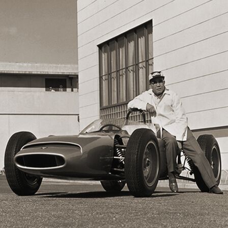 Soichiro Honda und der erste Honda Rennwagen.