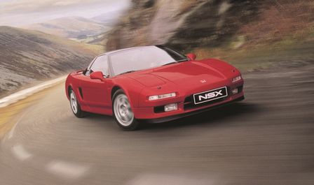 Dreiviertel-Vorderansicht eines Honda NSX in l&auml;ndlicher Umgebung.