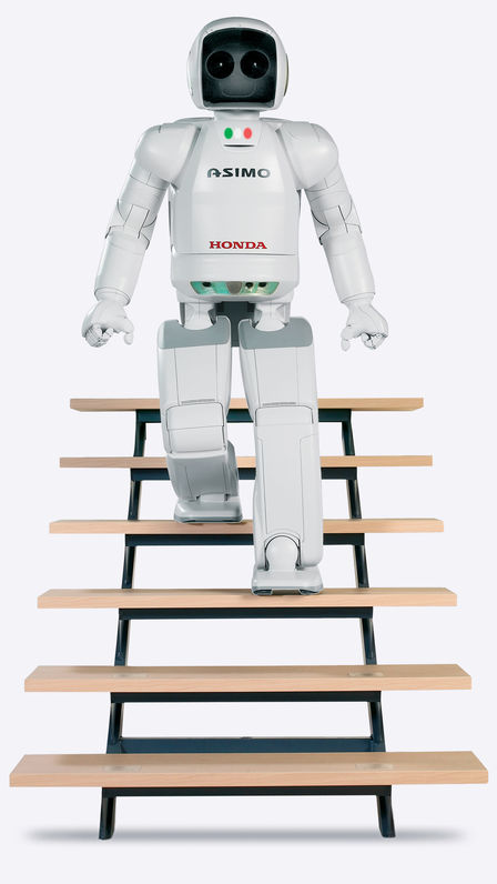 Vorderansicht des die Treppen herunterkommenden ASIMO.