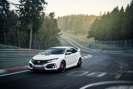 Dreiviertel-Vorderansicht des Honda Civic Type&nbsp;R auf dem N&uuml;rburgring.