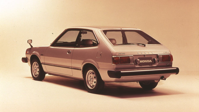Dreiviertel-Heckansicht eines Honda Accord.