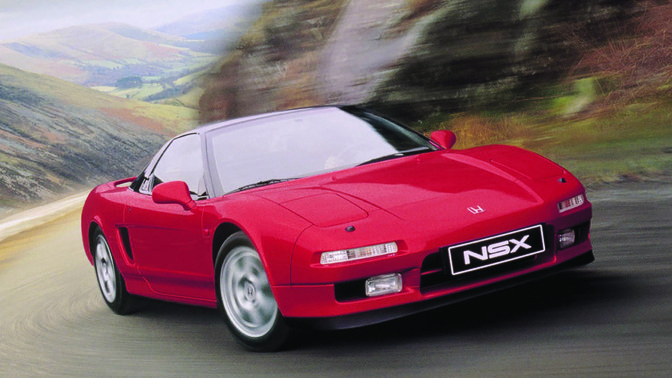 Dreiviertel-Vorderansicht eines Honda NSX im Gebirge.