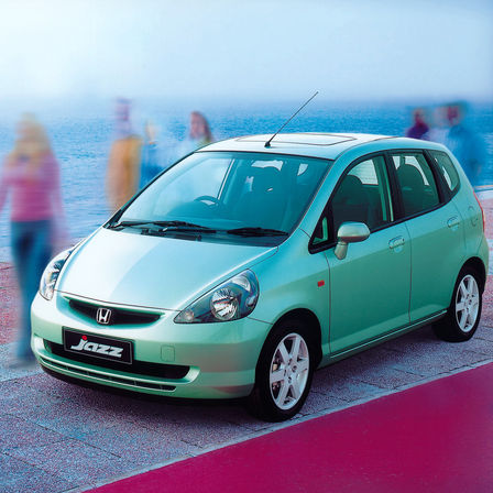 Dreiviertel-Vorderansicht eines Honda Jazz vor Meereshintergrund.