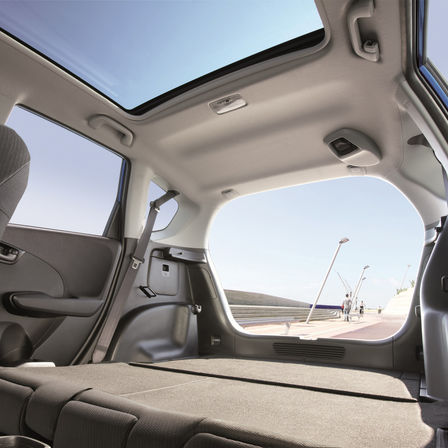 Dreiviertel-Heckansicht des Innenraums des Honda Jazz zur Präsentation der Magic Seats in heruntergeklappter Position.