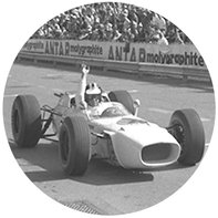 3/4-Frontansicht eines historischen Honda Formel-1-Fahrzeugs mit Richie Ginther.