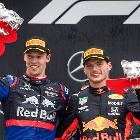 Zwei Honda Rennfahrer auf dem Formel-1-Podium.