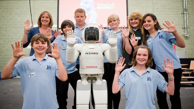 Asimo und Schüler an der Honda School of Dreams.