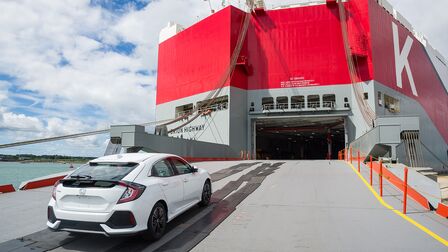 Dreiviertel-Heckansicht eines Honda Civic beim Transport nach Amerika.