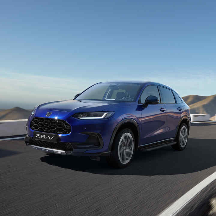 Honda ZR-V mit Robust-Paket, 3/4-Frontansicht, Gebirge.