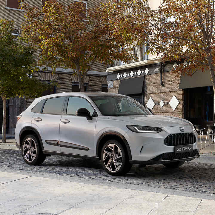 Honda ZR-V mit Premium Black-Paket, 3/4-Frontansicht, Stadt.