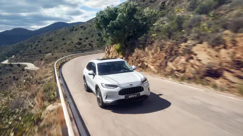 ZR-V Hybrid, Frontansicht in Bewegung im Gebirge.