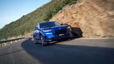 Honda ZR-V Hybrid SUV, in Bewegung im Gebirge.