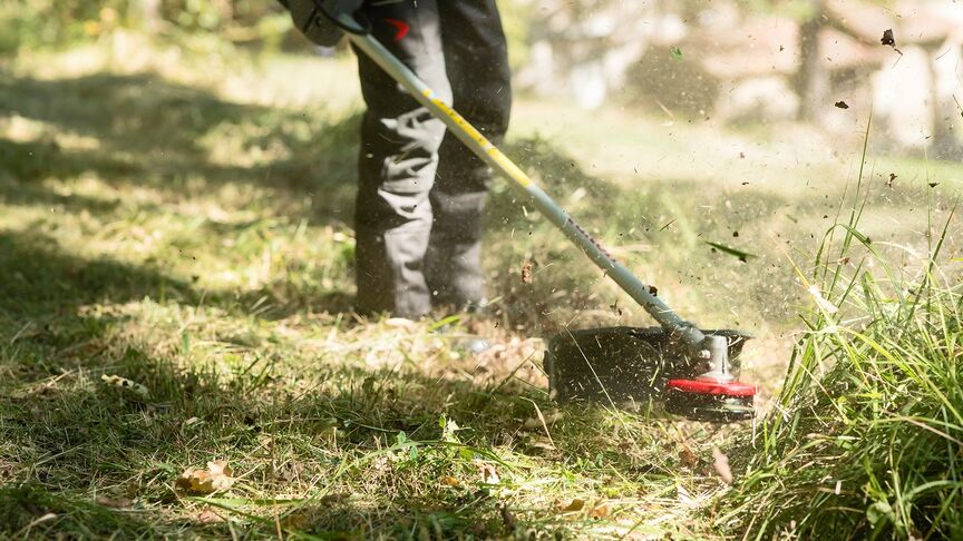 Arbeiter mit UMK450 im Wald